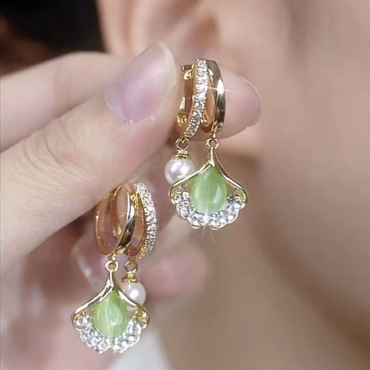 Pendientes elegantes con piedras preciosas de ojo de gato y diseño de hoja de ginkgo